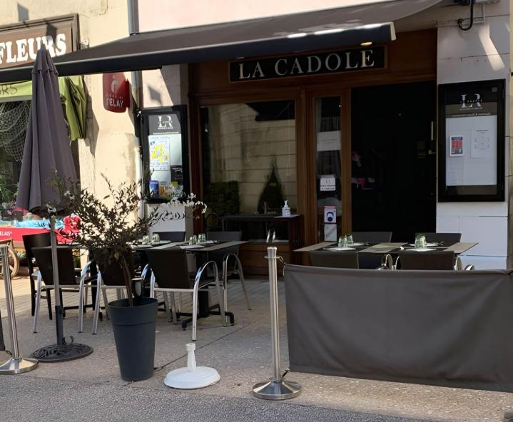 Un restaurant réputé avec une belle terrasse.