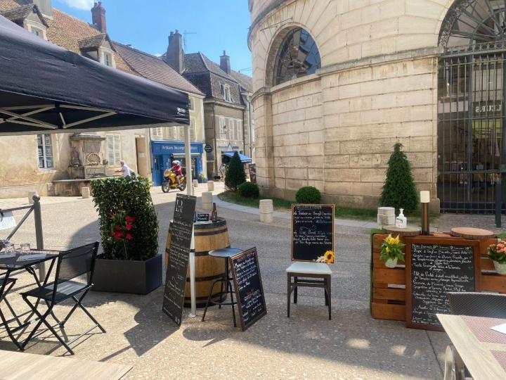 Restaurant reconnu avec terrasse Givry